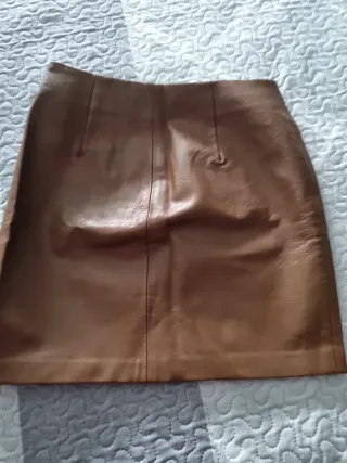 Falda de cuero marrón con cremallera