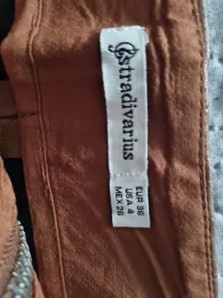 Falda de cuero marrón con cremallera