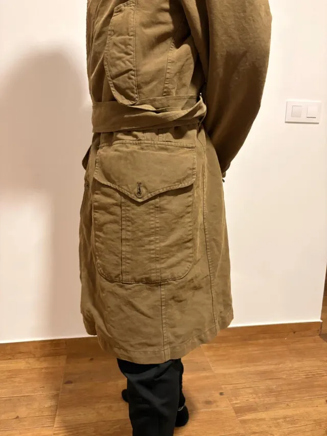 Abrigo largo marrón con cinturón