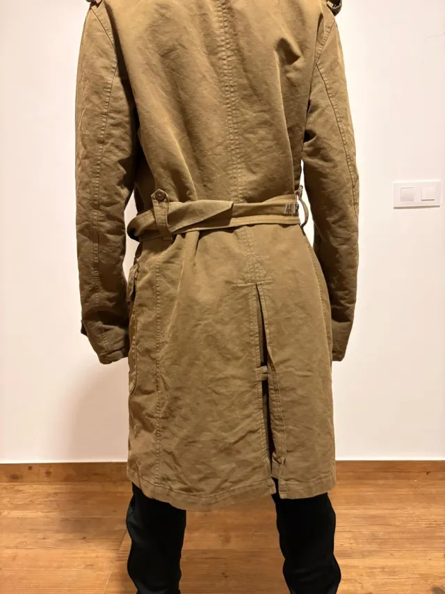 Abrigo largo marrón con cinturón