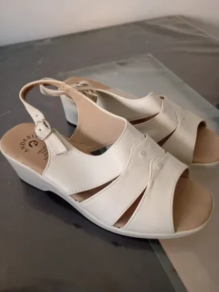 Sandalias beige mujer Nuevas sin estrenar.