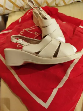 Sandalias beige mujer Nuevas sin estrenar.