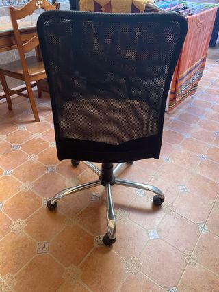 Silla de oficina ergonómica naranja y negra