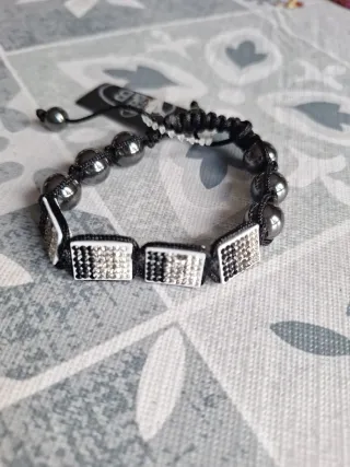 Pulsera ajustable con cuentas y detalles brillante