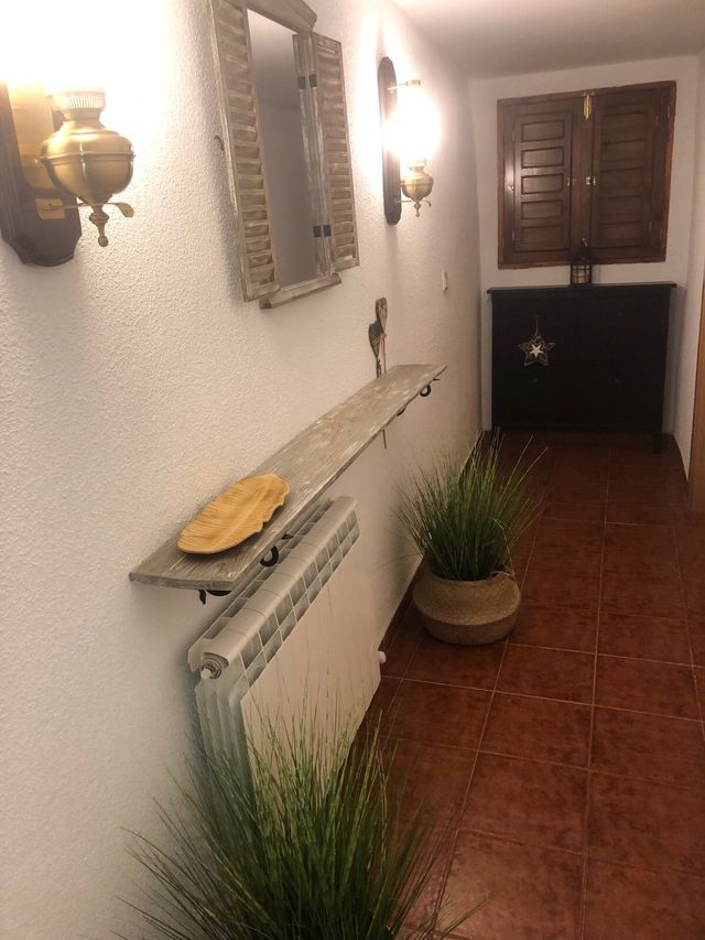 Planta artificial con macetero de mimbre 15 € unid