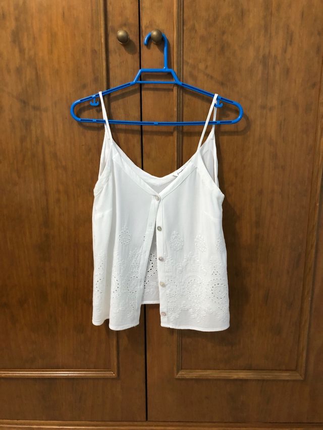 Top blanco con botones y bordado