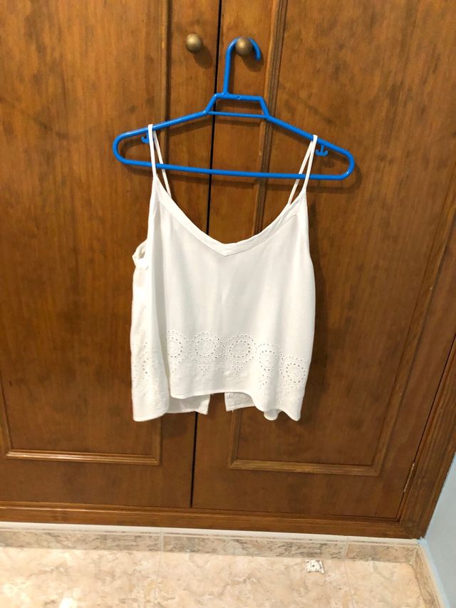 Top blanco con botones y bordado