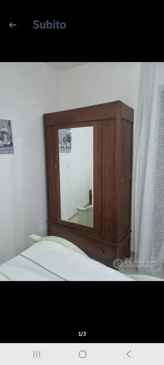 Armadio antico in legno con specchio