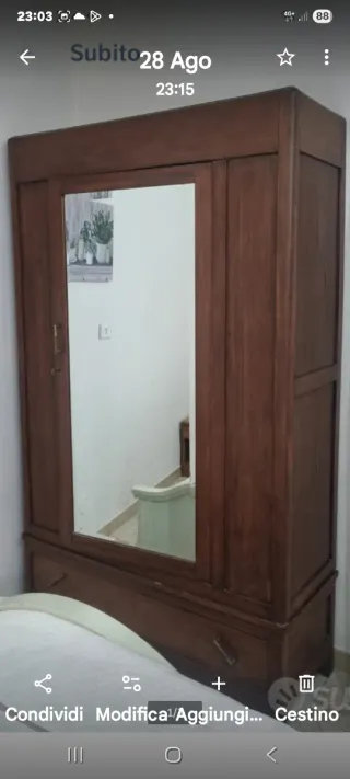 Armadio antico in legno con specchio