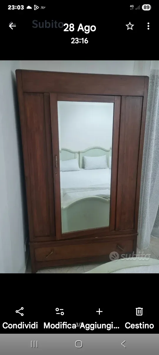 Armadio antico in legno con specchio