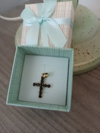 Cruz 14k 585 con piedras rojas