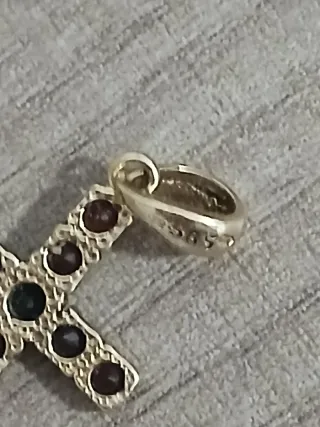 Cruz 14k 585 con piedras rojas