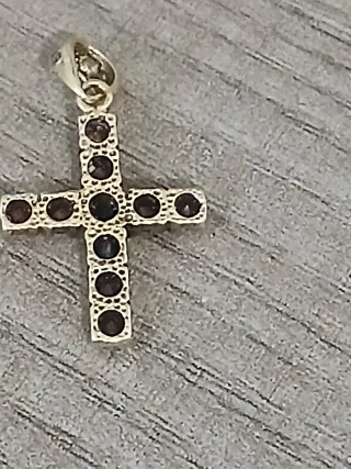 Cruz 14k 585 con piedras rojas