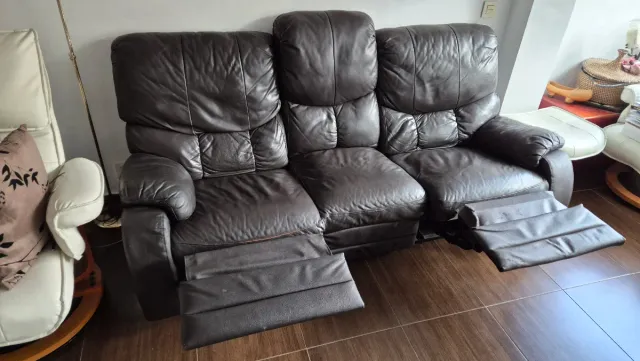 Sofá reclinable de piel marrón