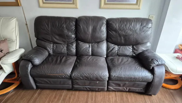 Sofá reclinable de piel marrón