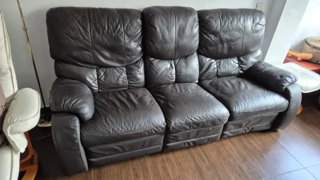Sofá reclinable de piel marrón
