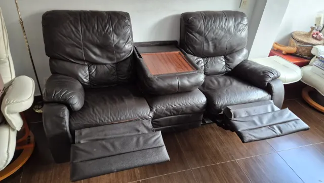 Sofá reclinable de piel marrón