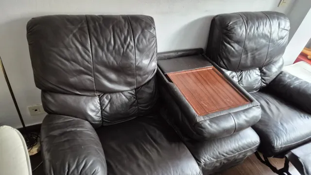 Sofá reclinable de piel marrón