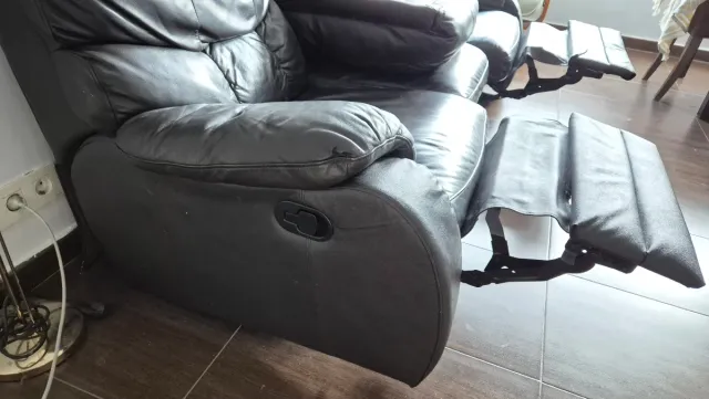 Sofá reclinable de piel marrón