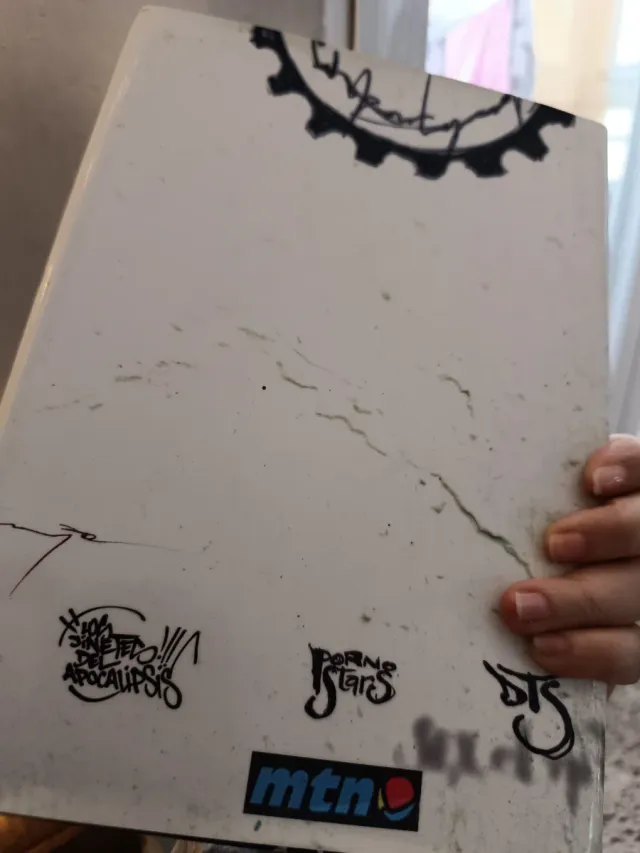 A traves del muro. El nino de las pinturas