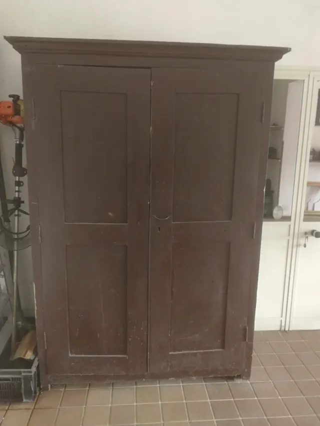 Armadio antico in legno massello