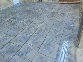 Pavimento de hormigón imitación piedra
