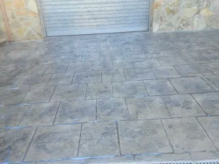 Pavimento de hormigón imitación piedra