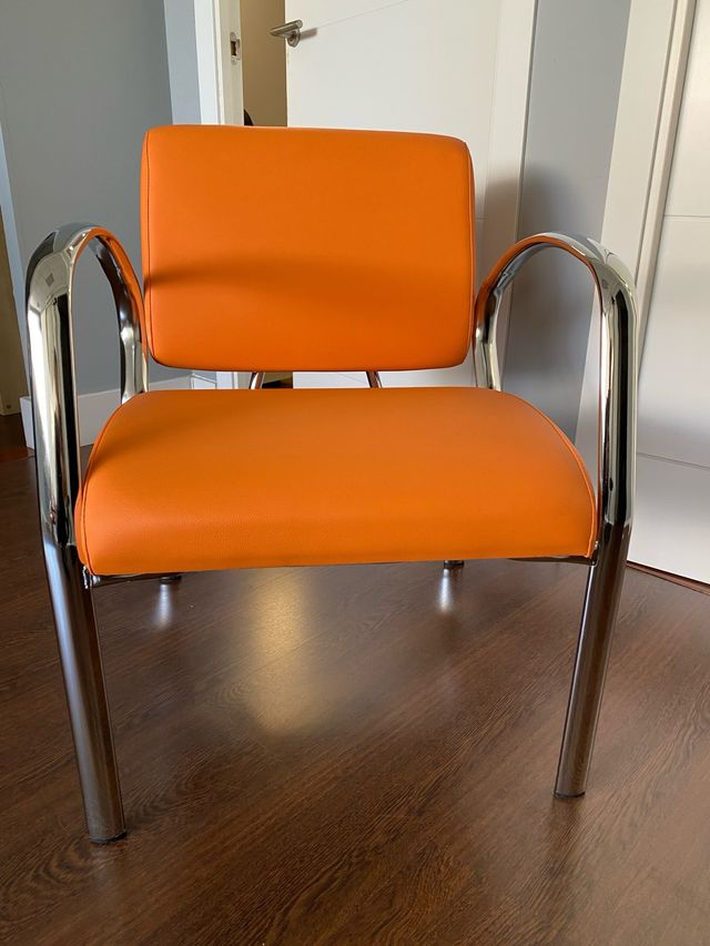 2 Sillas de piel naranja con estructura metálica