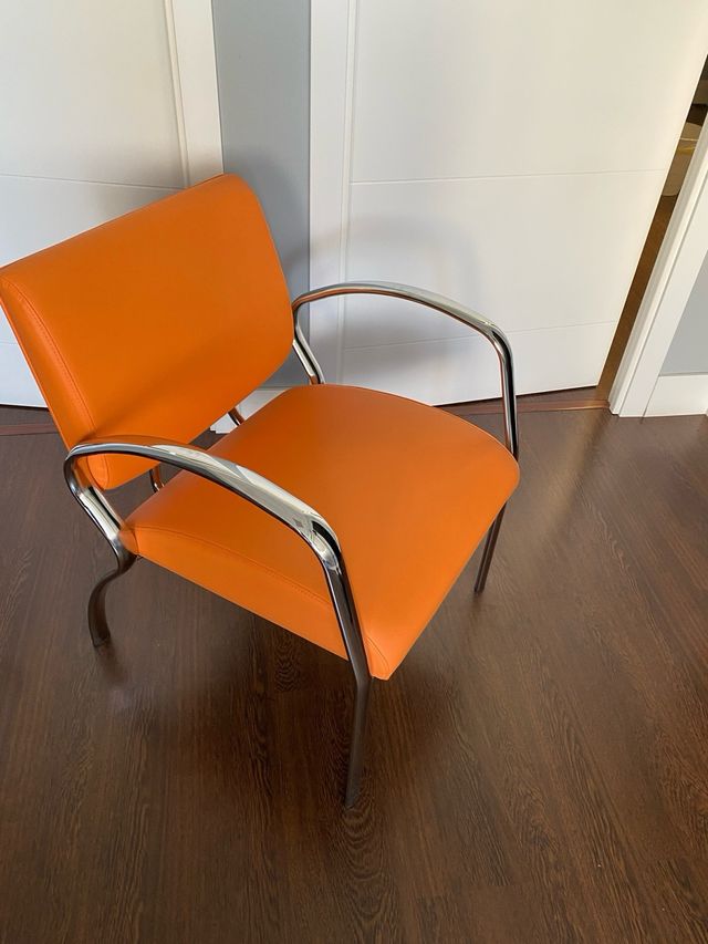 2 Sillas de piel naranja con estructura metálica