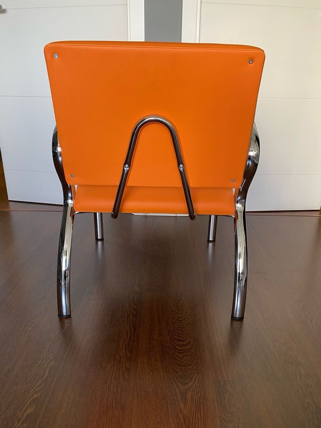 2 Sillas de piel naranja con estructura metálica