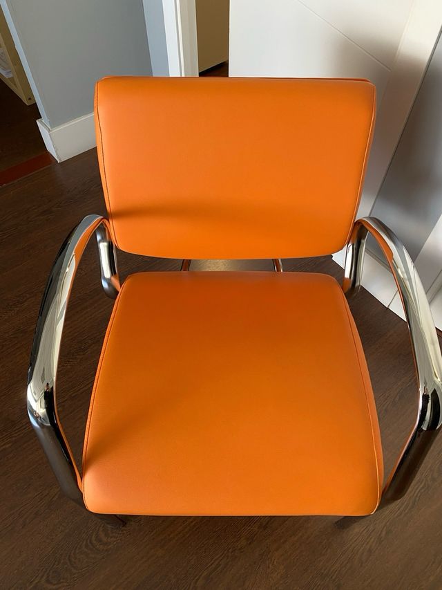 2 Sillas de piel naranja con estructura metálica