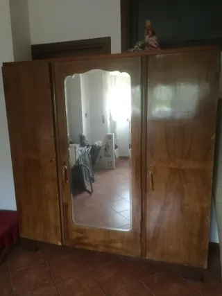 Armadio antico in legno con specchio