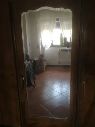 Armadio antico in legno con specchio
