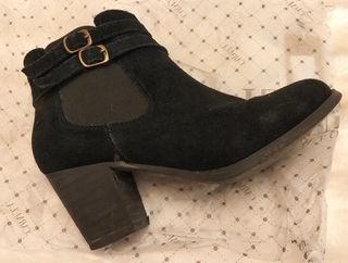 Botines negros con hebillas