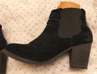 Botines negros con hebillas