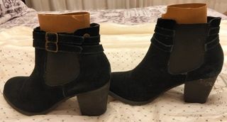 Botines negros con hebillas