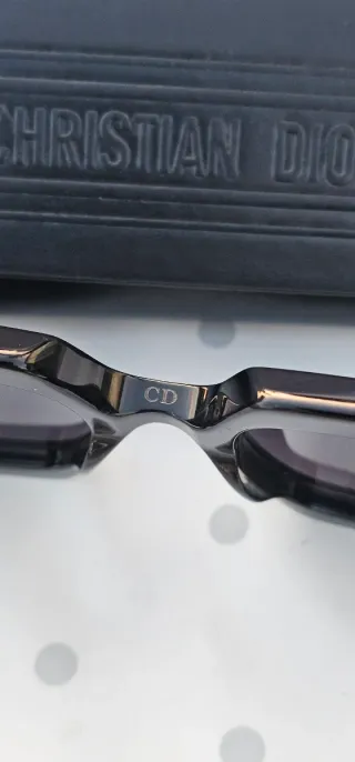 Gafas de sol Dior negras y doradas