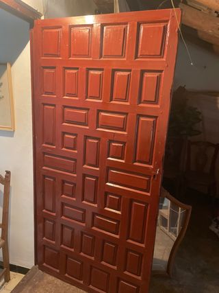 Puerta antigua de madera con paneles