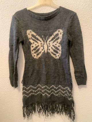 Vestido gris con mariposa