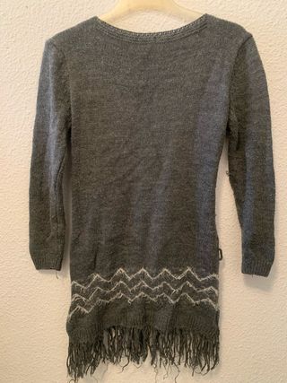 Vestido gris con mariposa