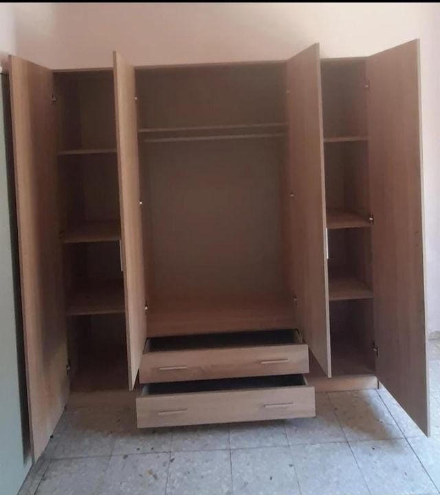 Armadio in legno con cassetti e ripiani