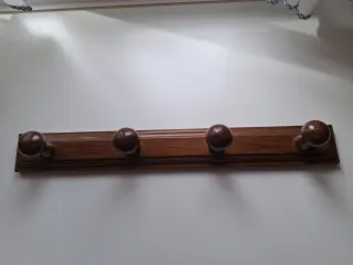 Perchero de madera con 4 perchas