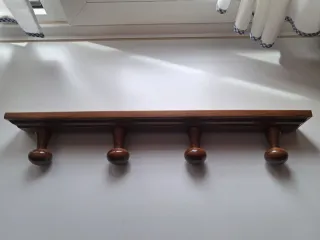 Perchero de madera con 4 perchas