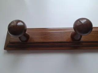 Perchero de madera con 4 perchas