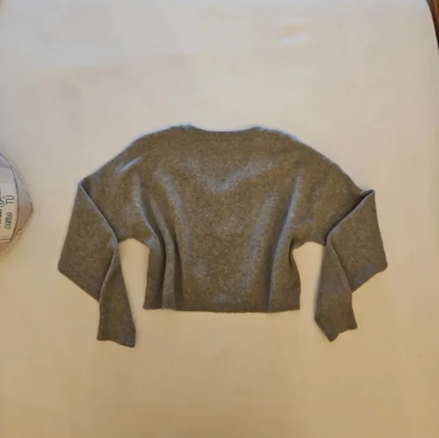 Jersey top de lana cuello pico gris