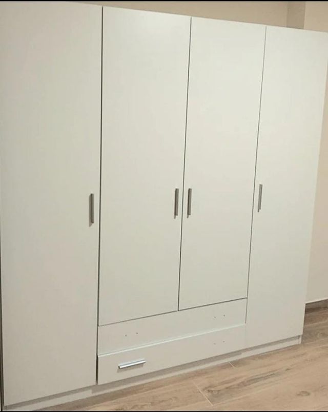 Armadio bianco in legno