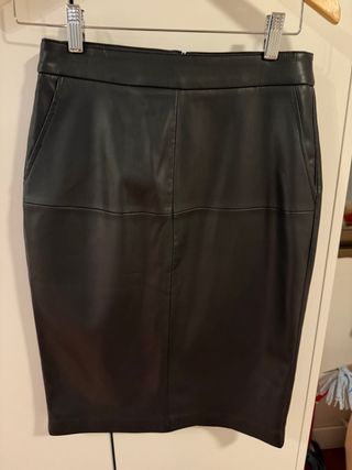 Falda recta efecto piel negra