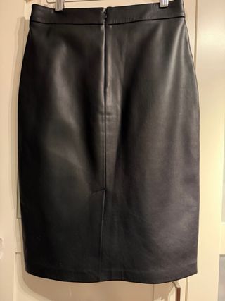 Falda recta efecto piel negra