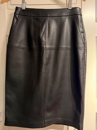 Falda recta efecto piel negra