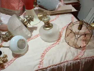 Lámparas de cristal y metal doradas